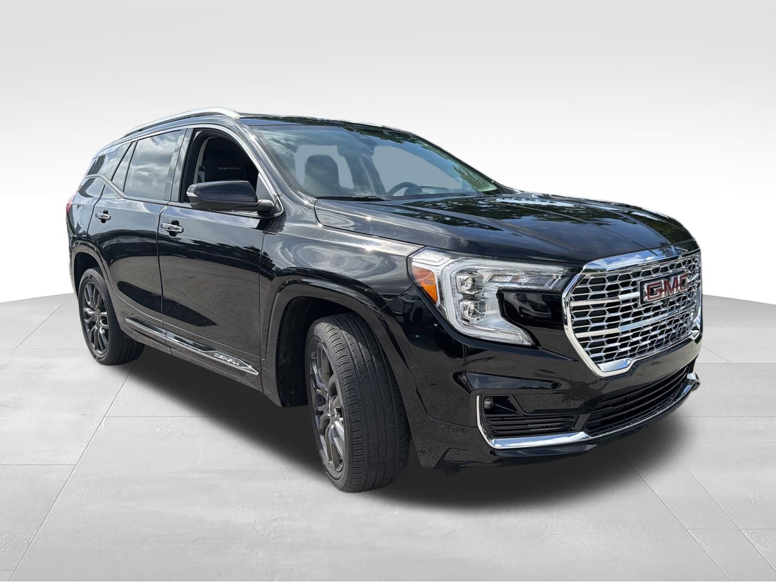 Used 2023 GMC Terrain Denali w/ Black Diamond Edition AWD/4WD image 3