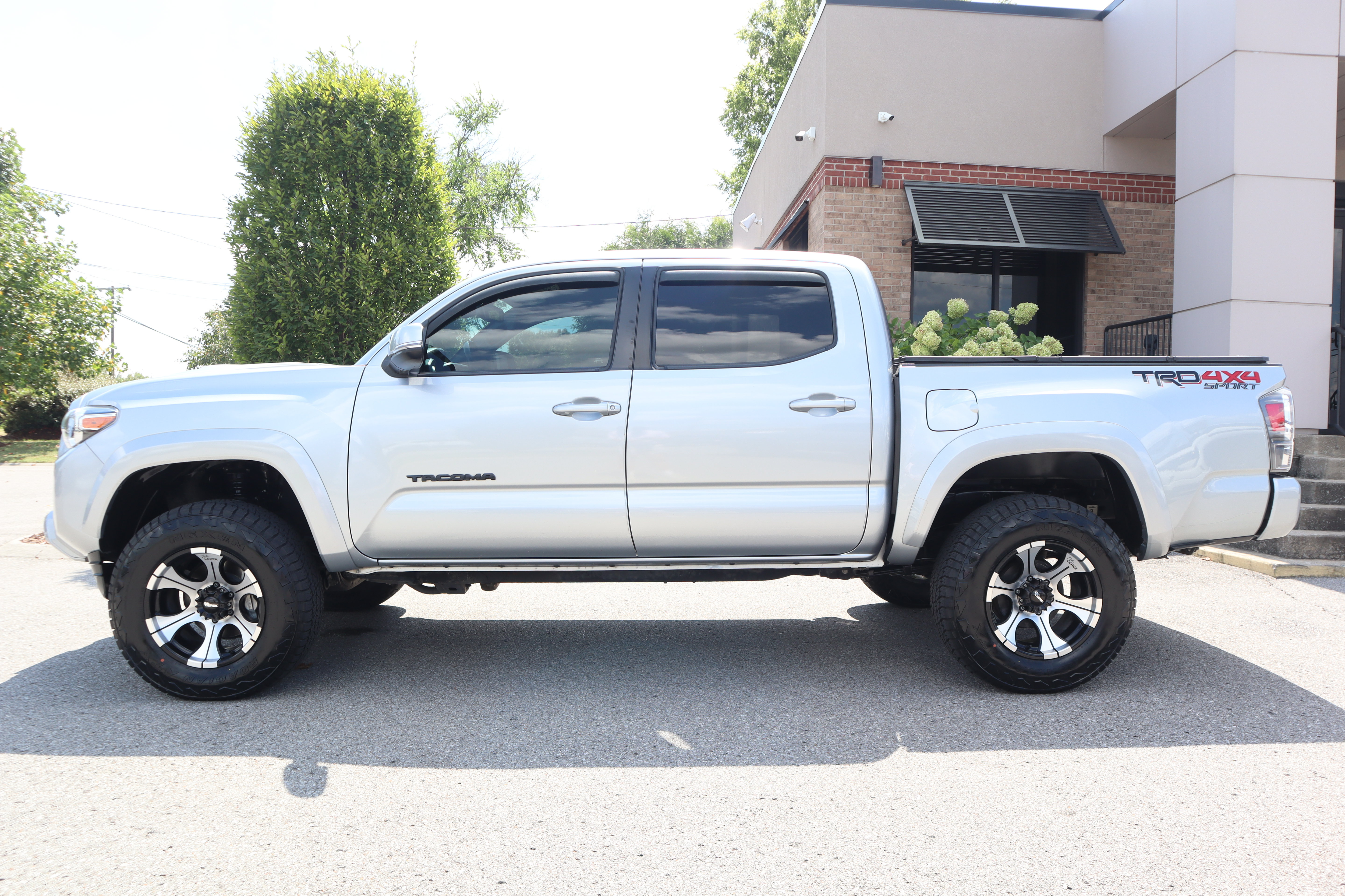 Used 2022 Toyota Tacoma TRD Sport AWD/4WD image 11