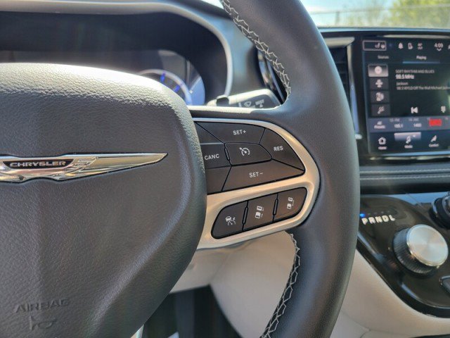 Used 2023 Chrysler Pacifica Touring-L image 14