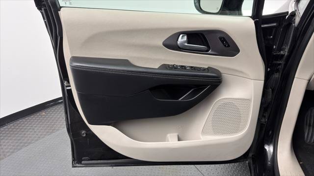 Used 2024 Chrysler Pacifica Touring-L FWD image 13
