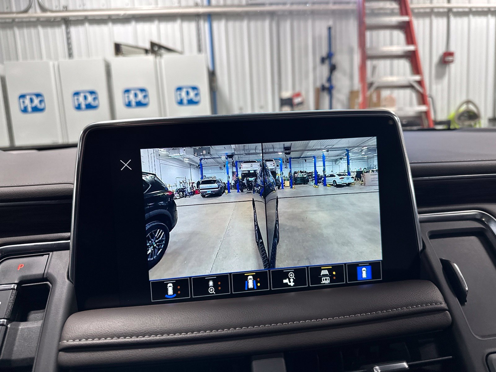 Used 2022 Chevrolet Tahoe Z71 w/ Z71 Off-Road Package AWD/4WD image 57