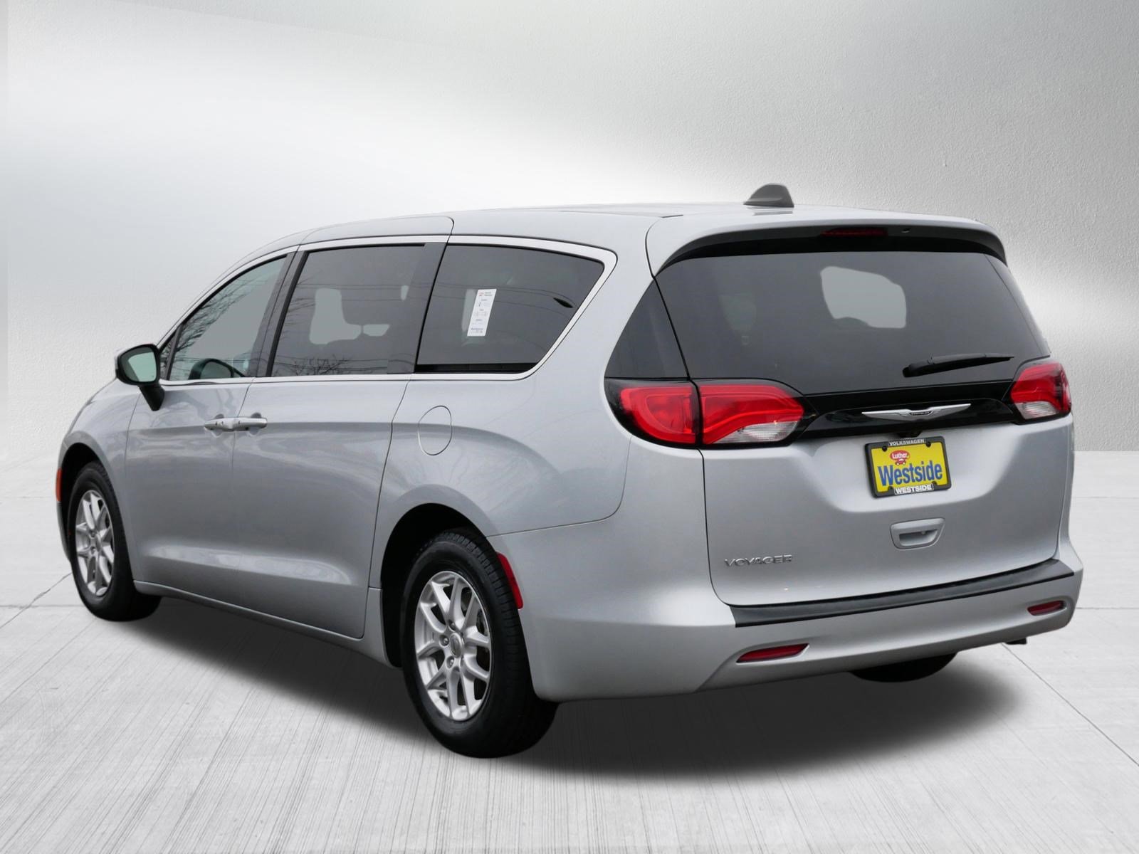 Used 2023 Chrysler Voyager LX image 5