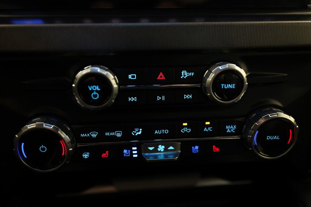 Used 2025 Ford F250 Platinum w/ FX4 Off-Road Package image 26