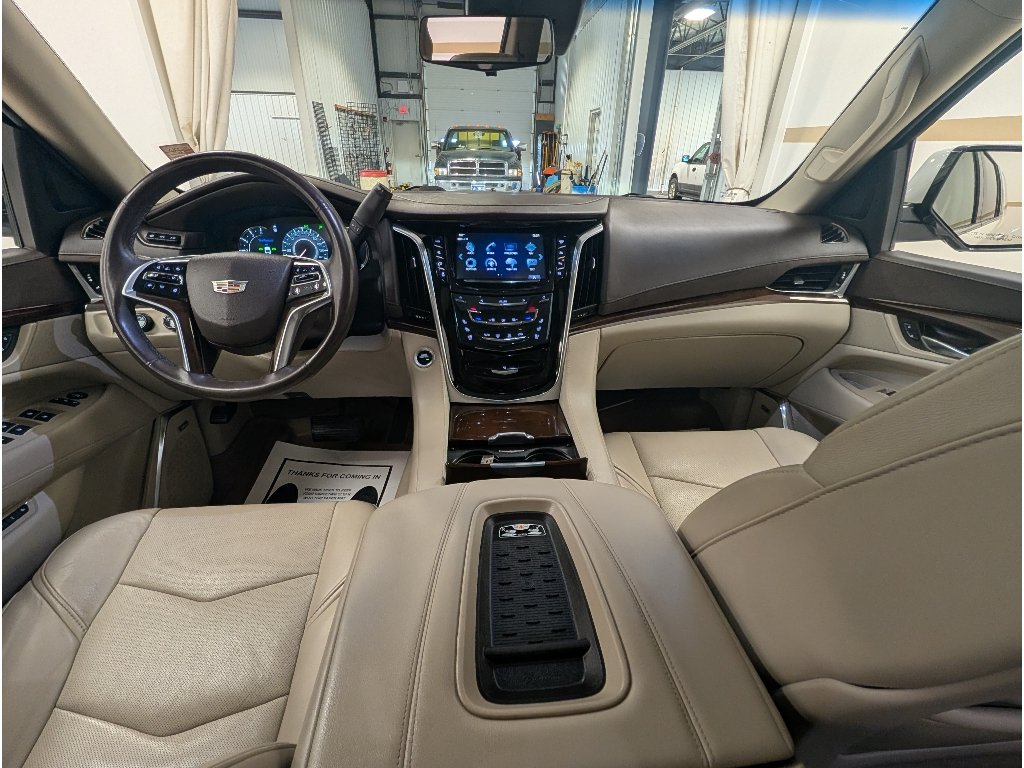 Used 2017 Cadillac Escalade Luxury AWD/4WD image 9