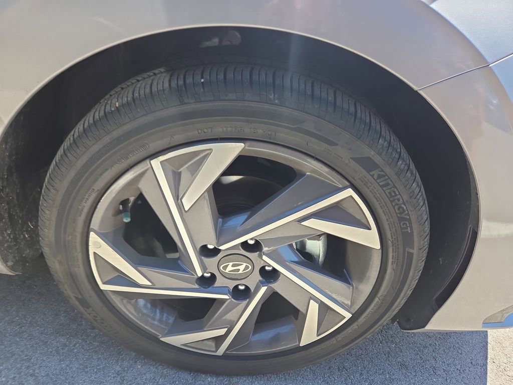 Used 2025 Hyundai Elantra Limited FWD image 2