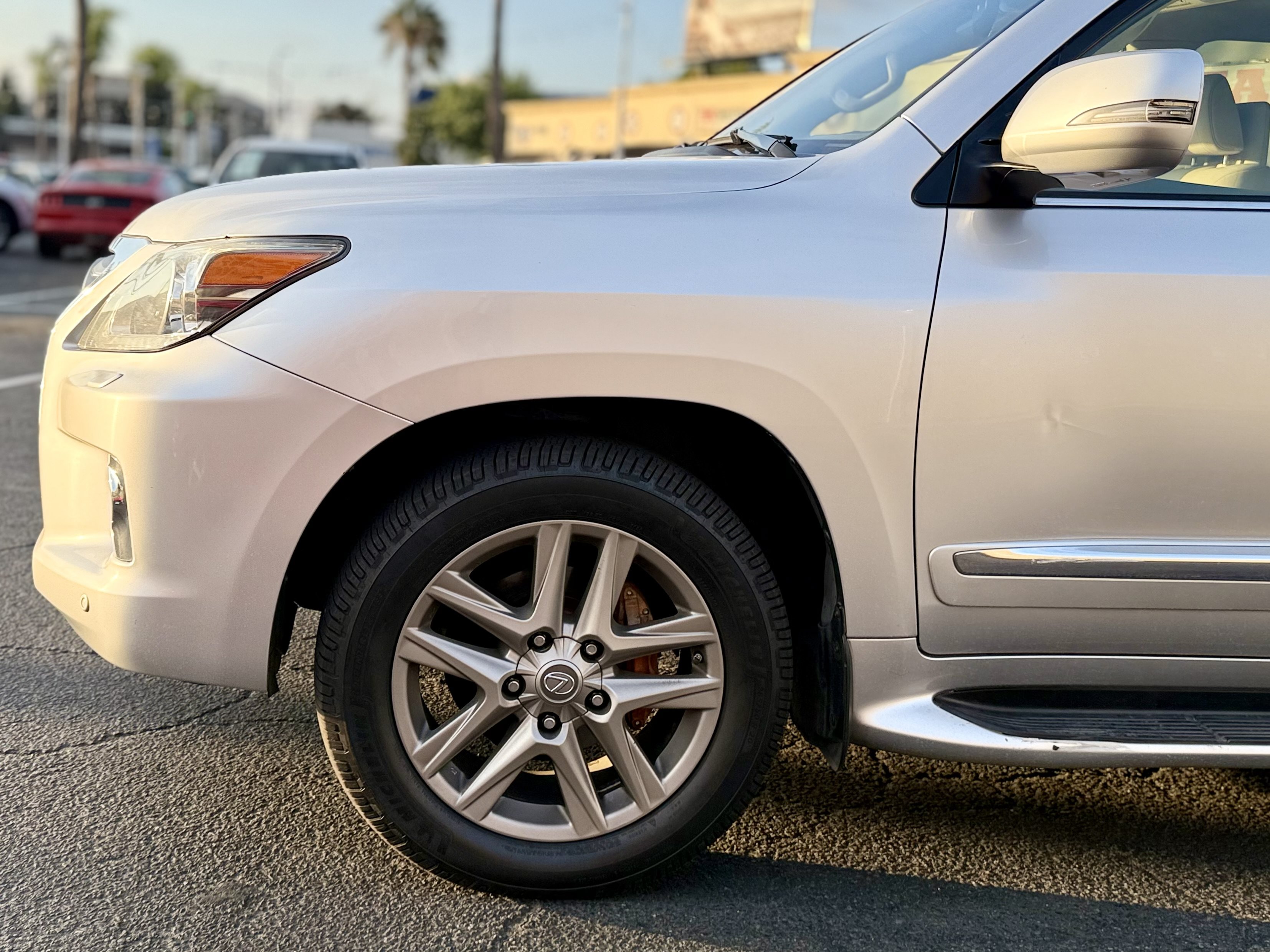 Used 2013 Lexus LX 570 4WD w/ Luxury Pkg image 7