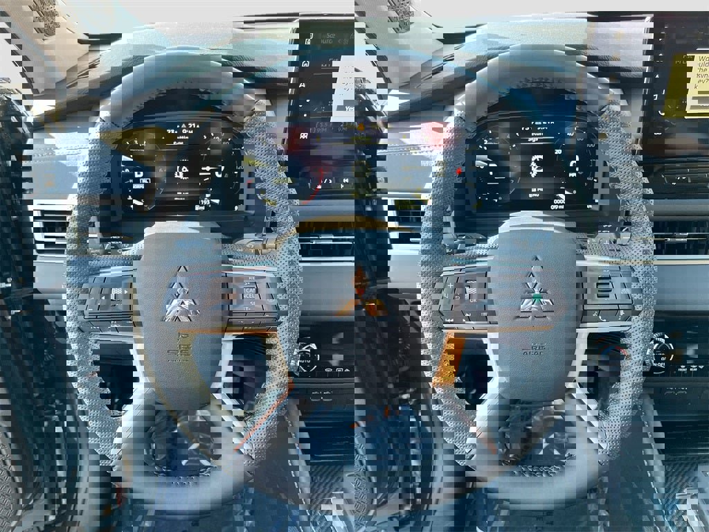 New 2025 Mitsubishi Outlander SE image 11