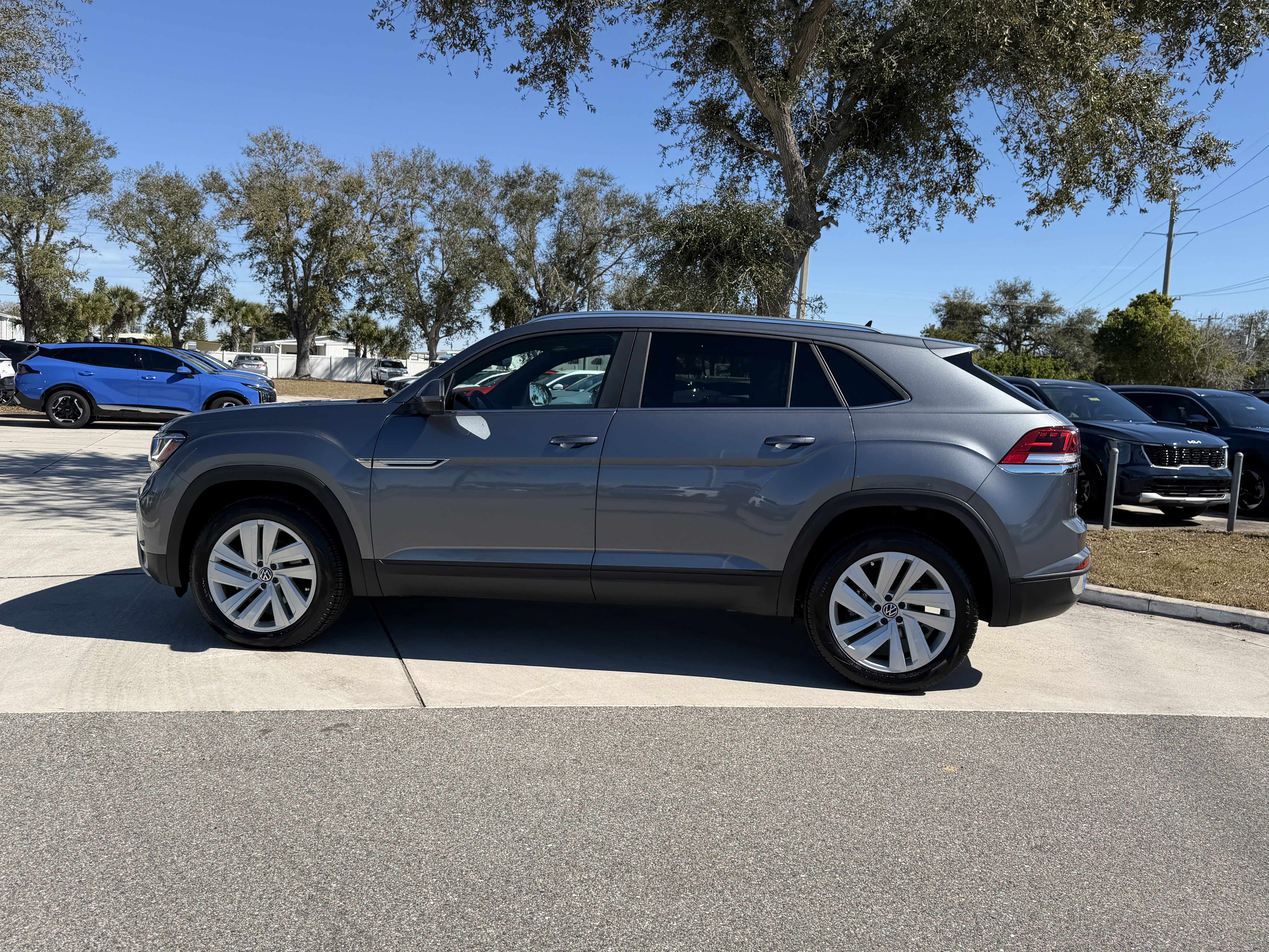 Used 2023 Volkswagen Atlas Cross Sport SE w/ Panoramic Sunroof Package image 7