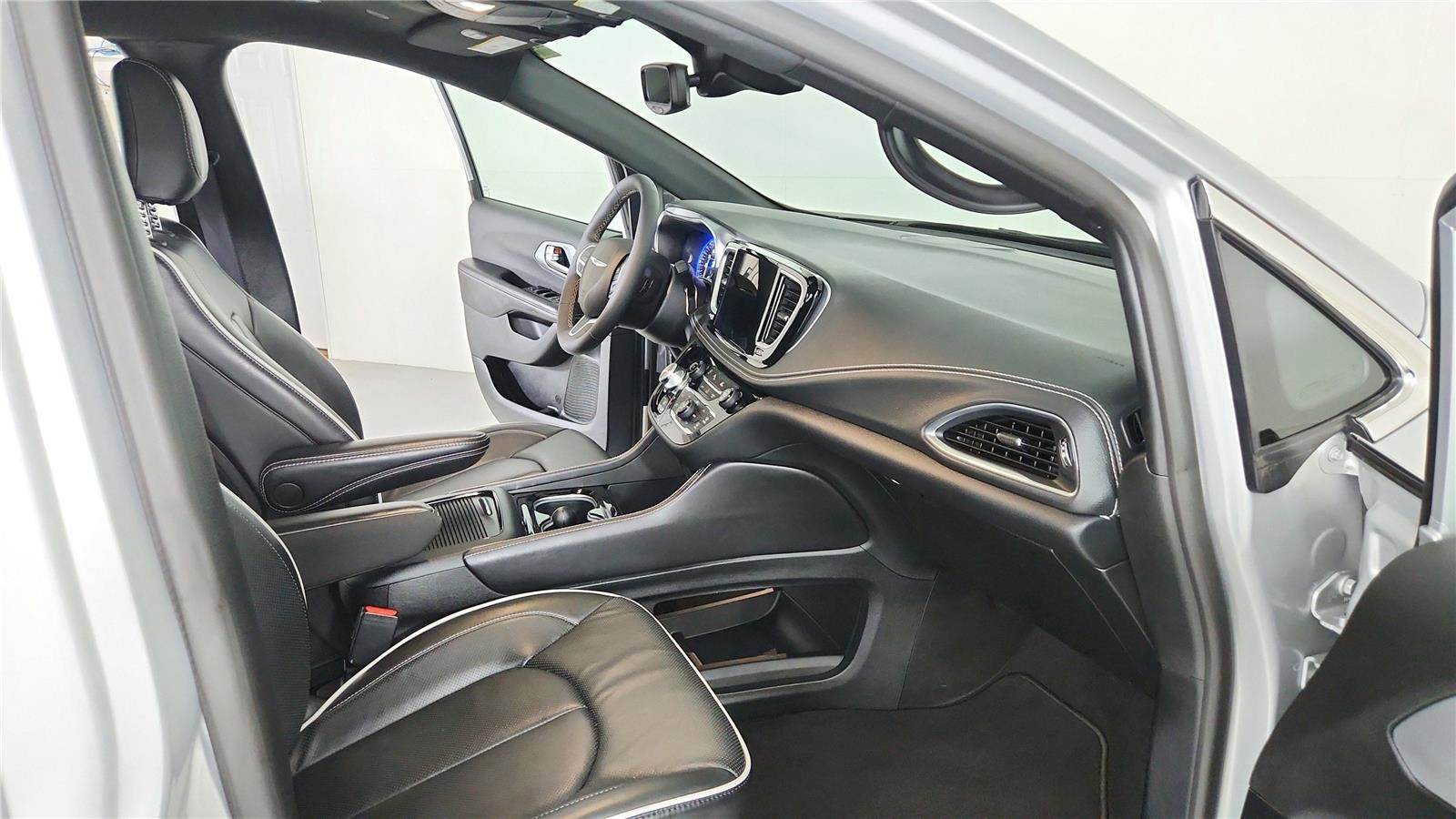 Used 2026 Chrysler Pacifica Limited FWD image 22