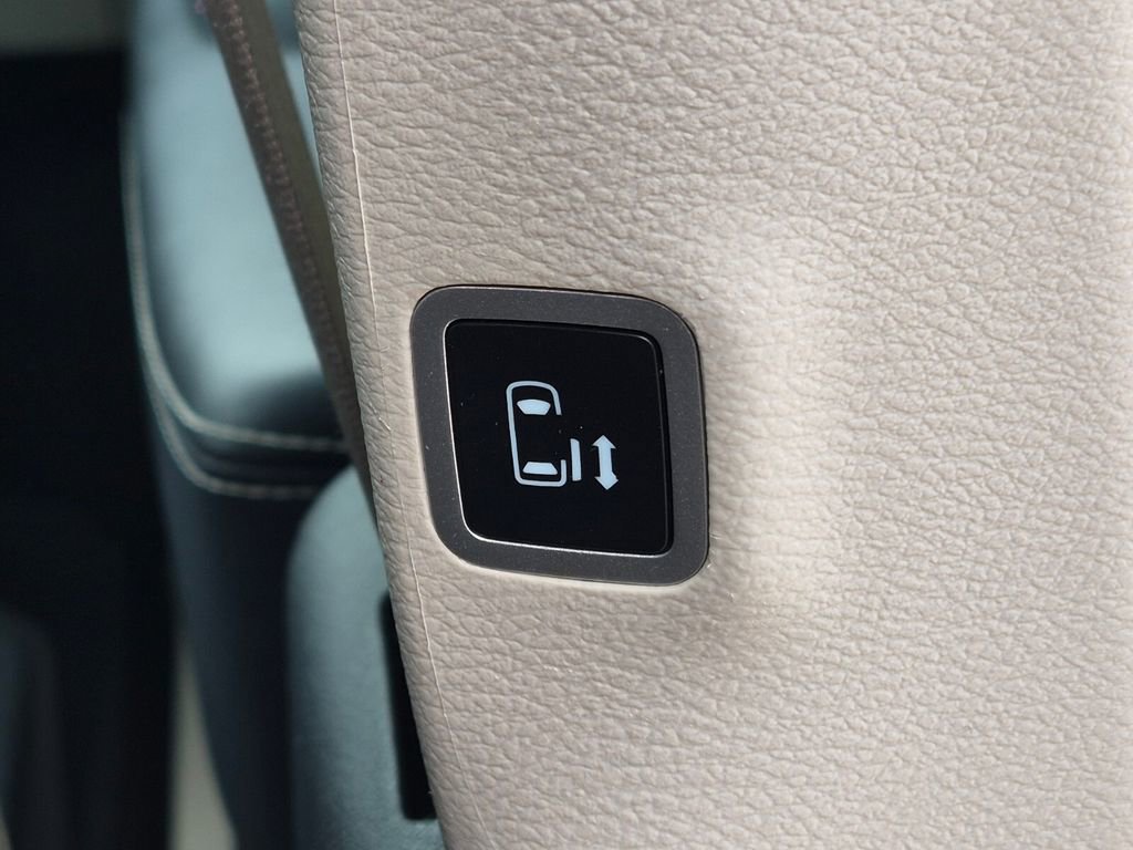 Used 2023 Chrysler Pacifica Touring-L FWD image 44