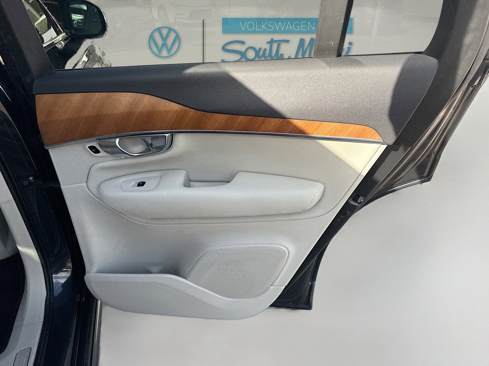 Used 2021 Volvo XC90 T6 Momentum w/ Advanced Package image 31