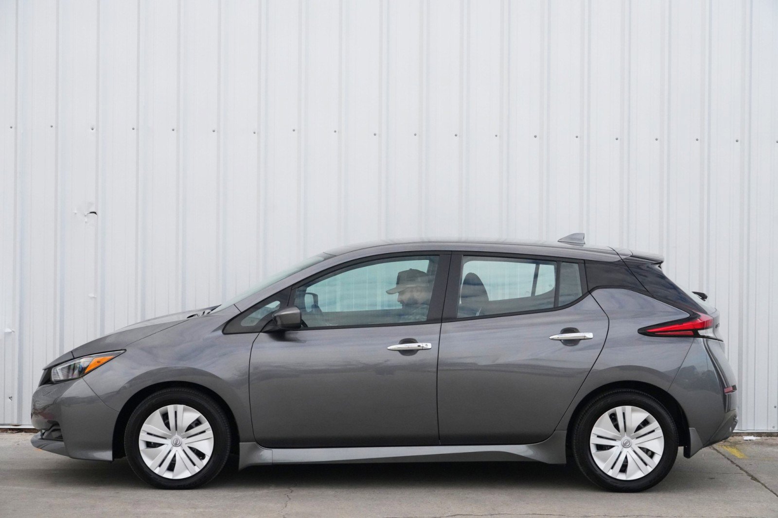 Used 2025 Nissan Leaf S image 40