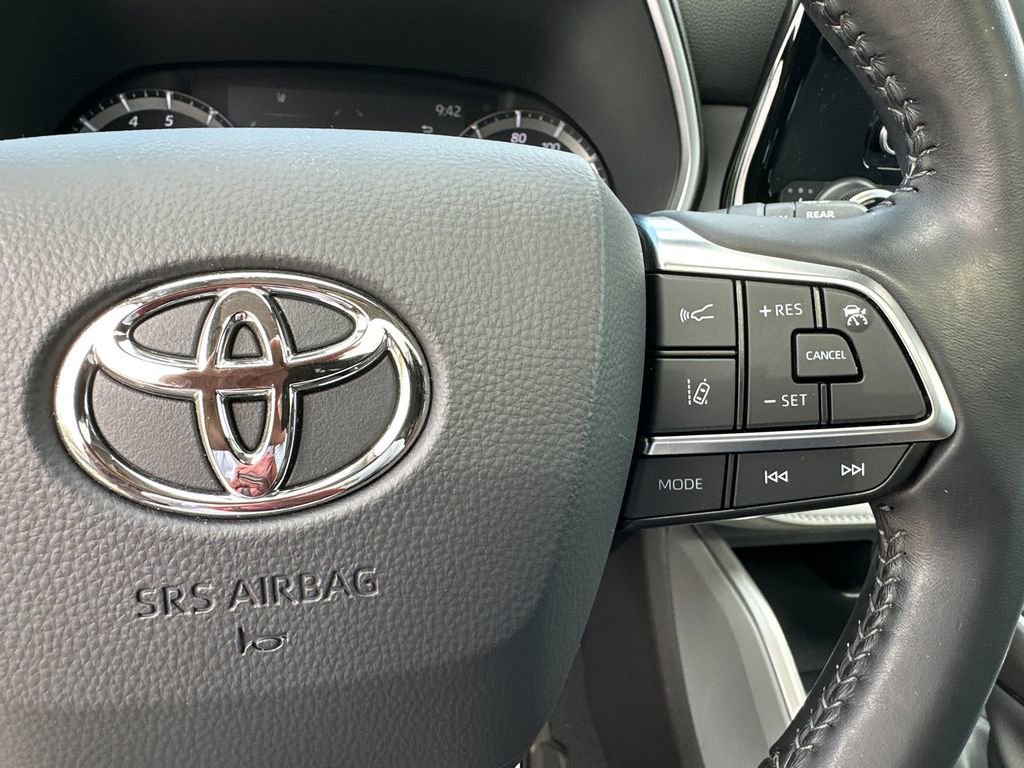 Used 2021 Toyota Highlander XLE image 27