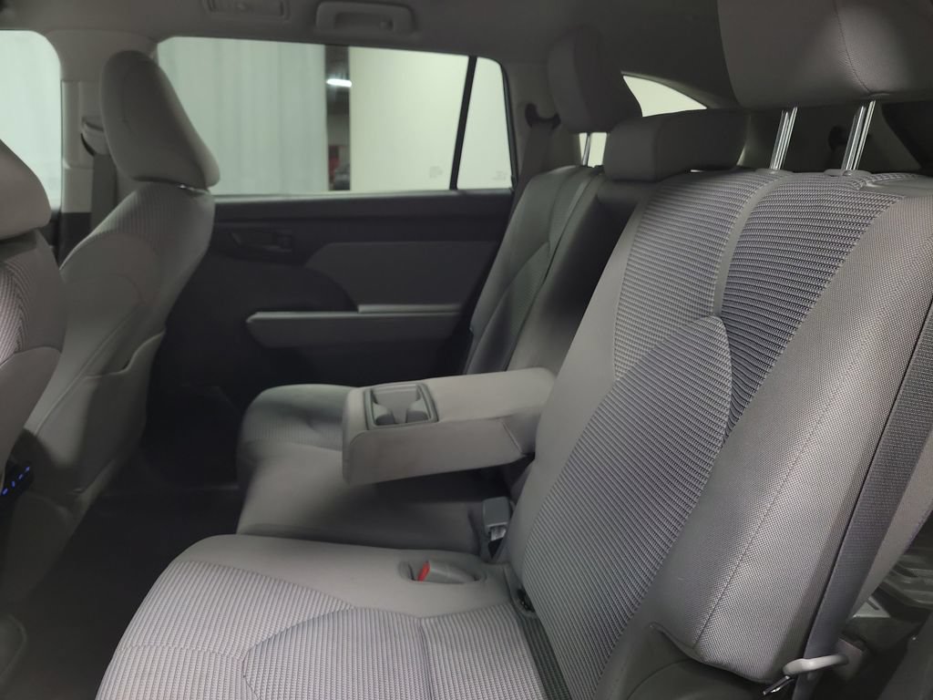 Used 2022 Toyota Highlander LE AWD/4WD image 20