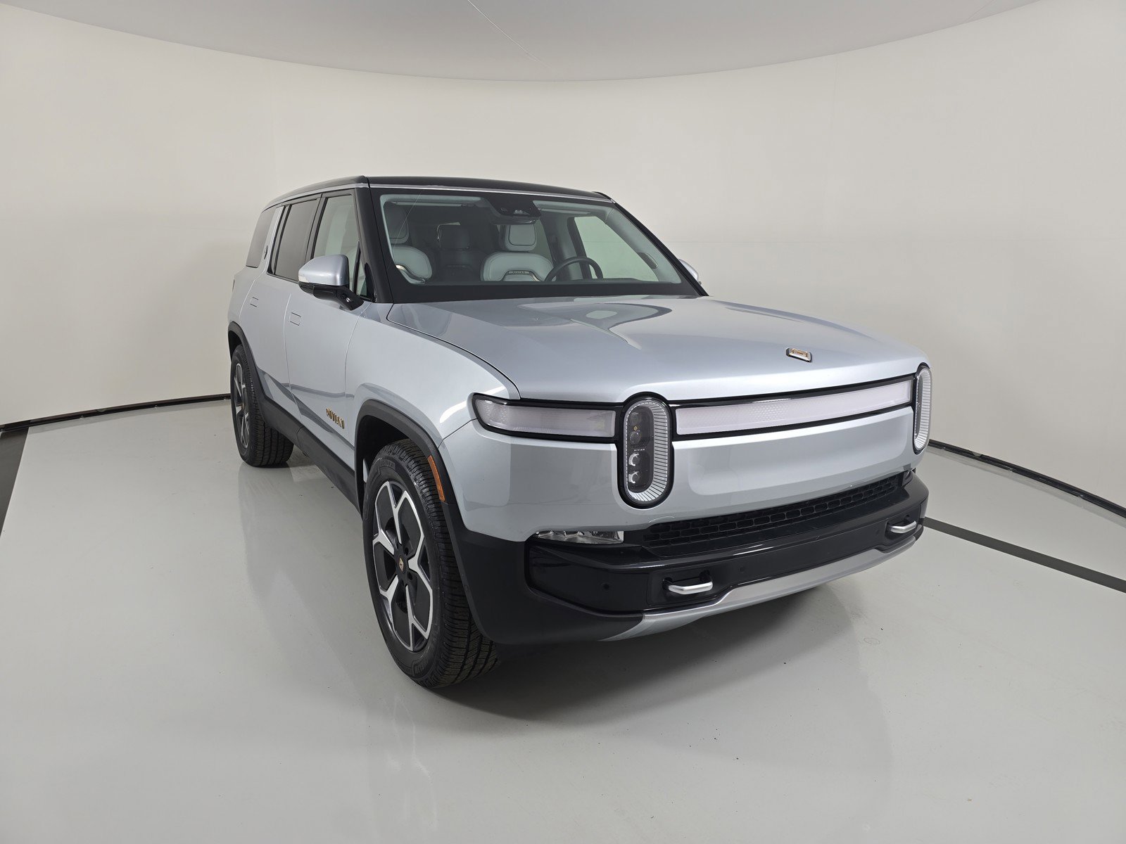 Used 2023 Rivian R1S Launch Edition image 7