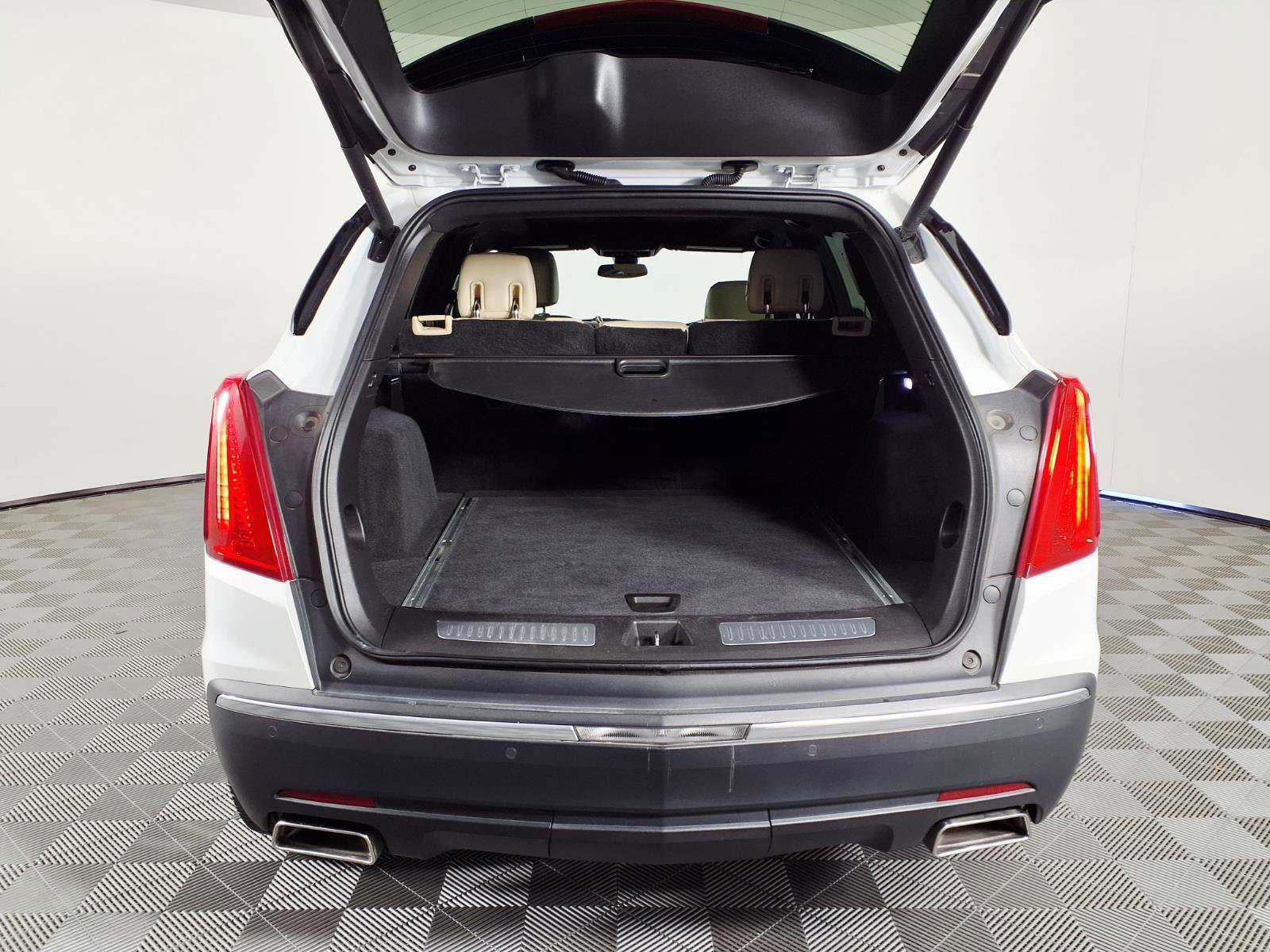 Used 2017 Cadillac XT5 Premium Luxury FWD image 8