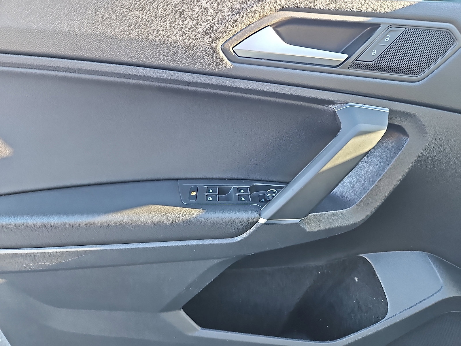 Used 2020 Volkswagen Tiguan SE R-Line image 12