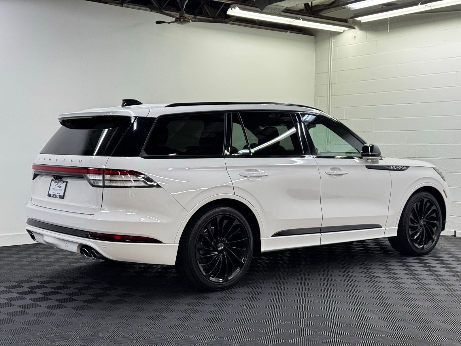 Used 2025 Lincoln Aviator Reserve w/ Equipment Group 201A image 2