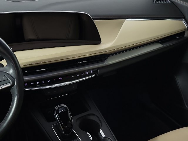 Used 2024 Cadillac XT4 Luxury w/ Cold Weather Package FWD image 12