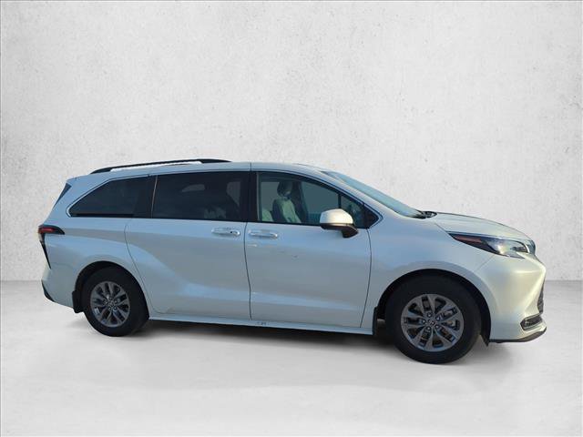 Certified 2025 Toyota Sienna XLE FWD image 4