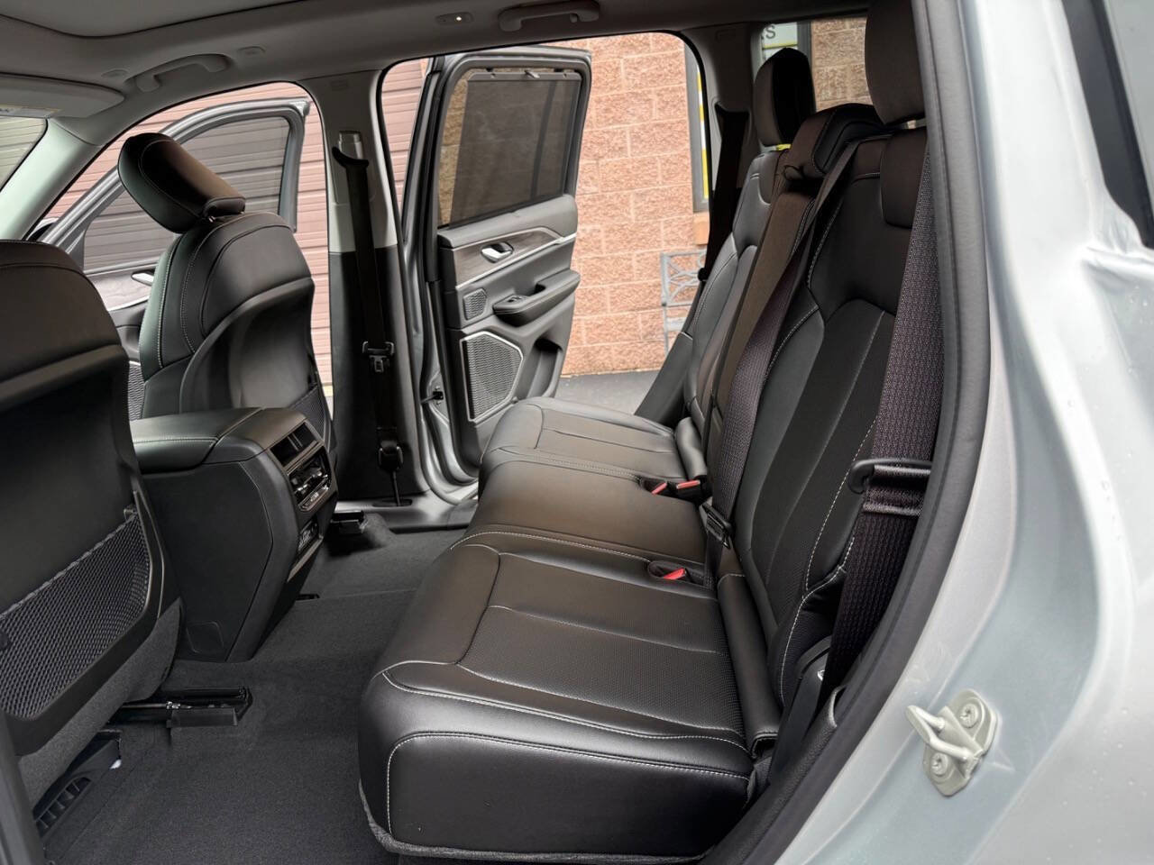 Used 2023 Jeep Grand Cherokee 30th Anniversary image 39