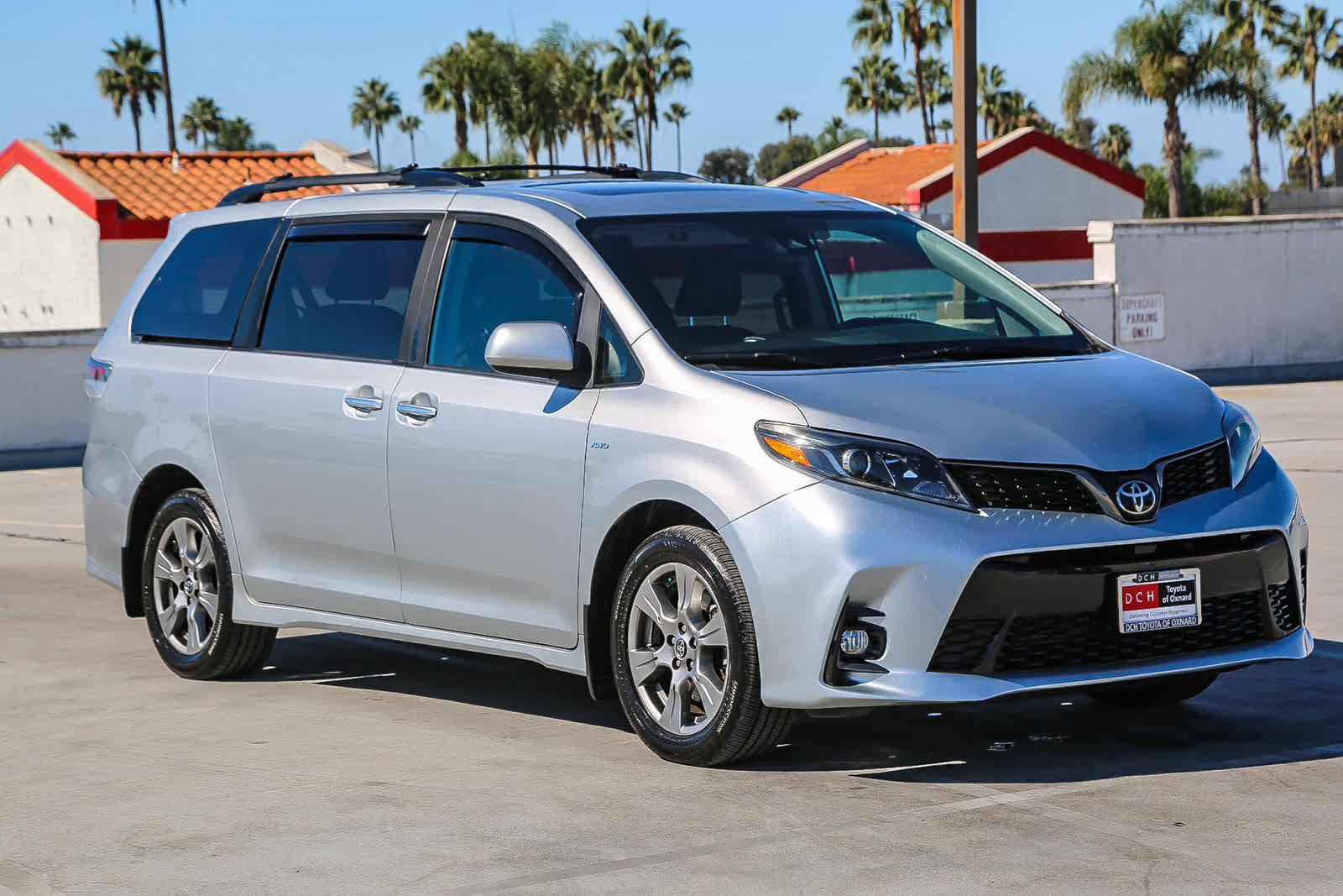 Certified 2019 Toyota Sienna SE w/ SE Preferred Package AWD/4WD image 4