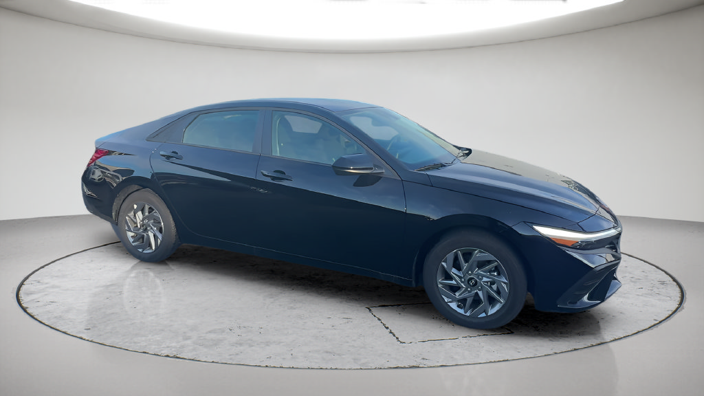 Used 2026 Hyundai Elantra Hybrid w/ Cargo Package FWD image 3
