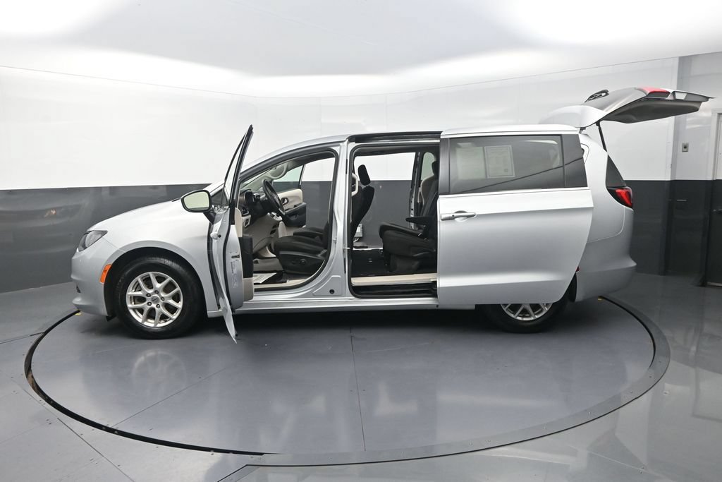 Used 2022 Chrysler Voyager LX FWD image 34