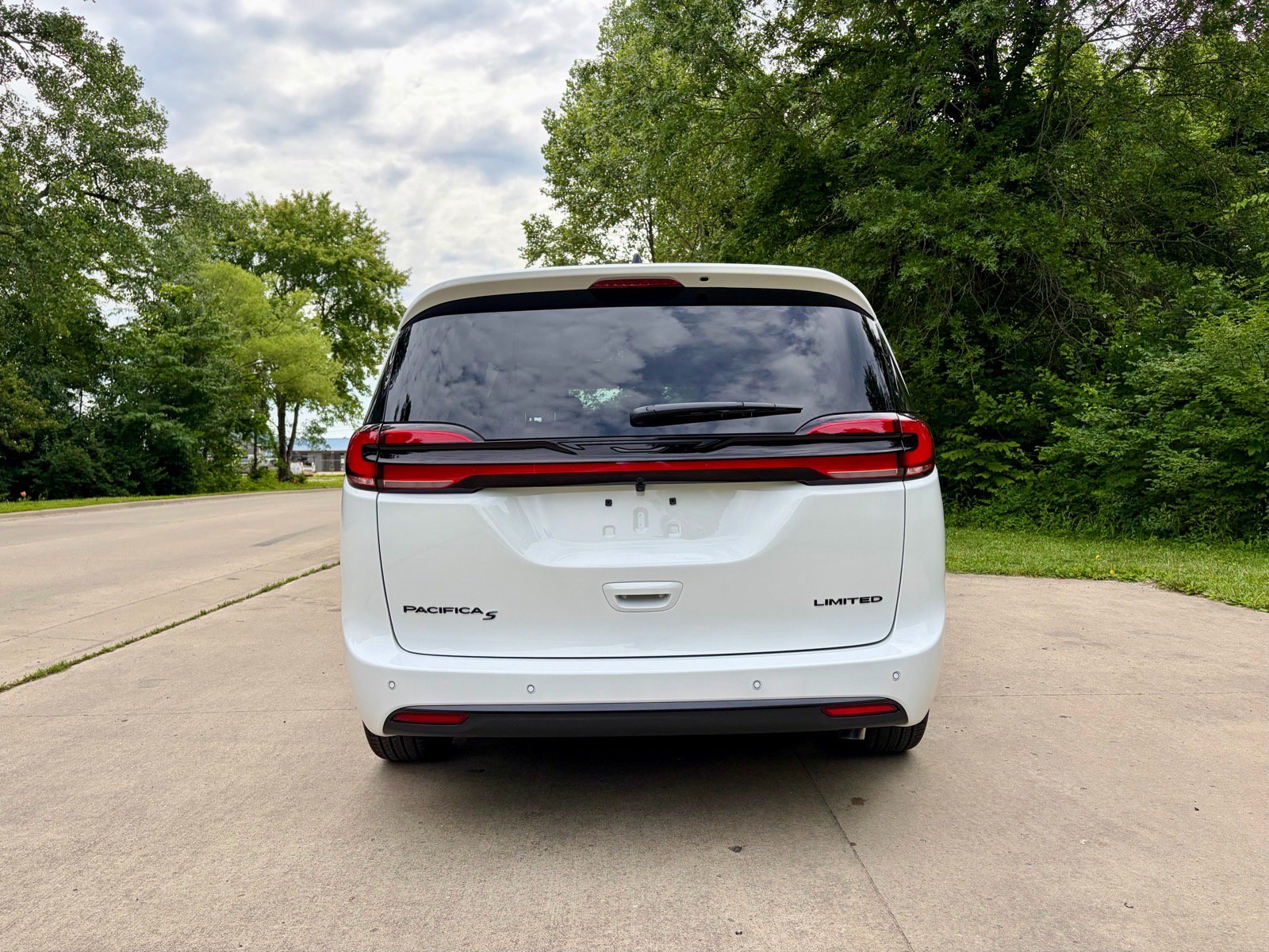 New 2027 Chrysler Pacifica Limited FWD image 12
