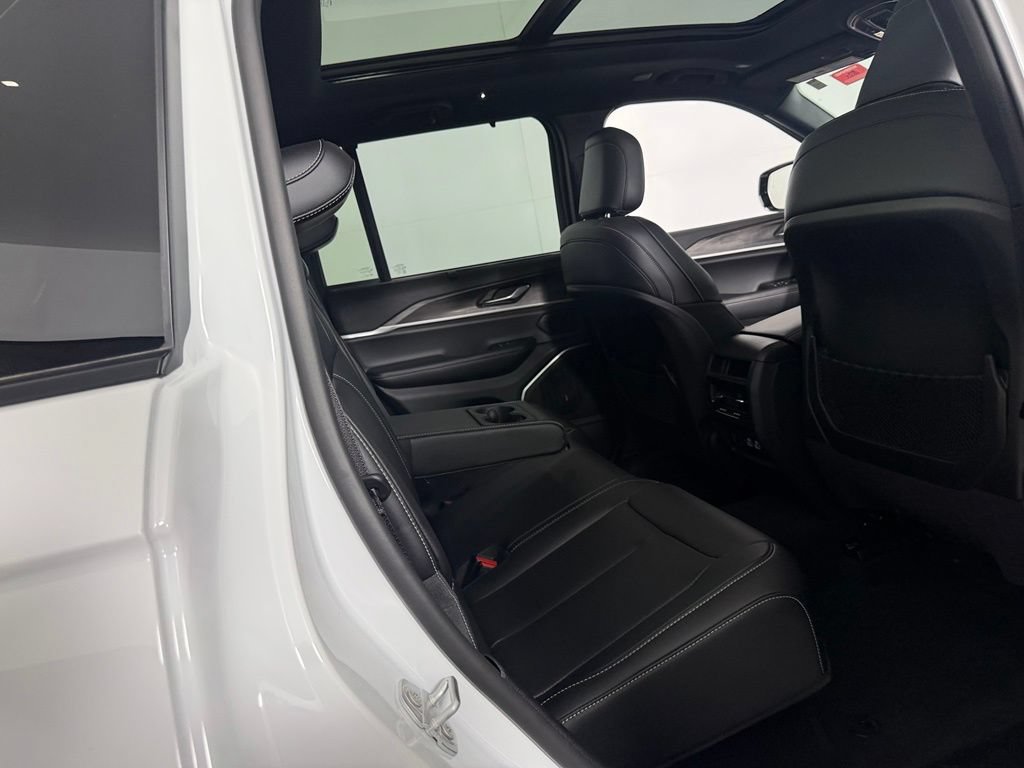 Used 2025 Jeep Grand Cherokee Limited 4xe AWD/4WD image 29