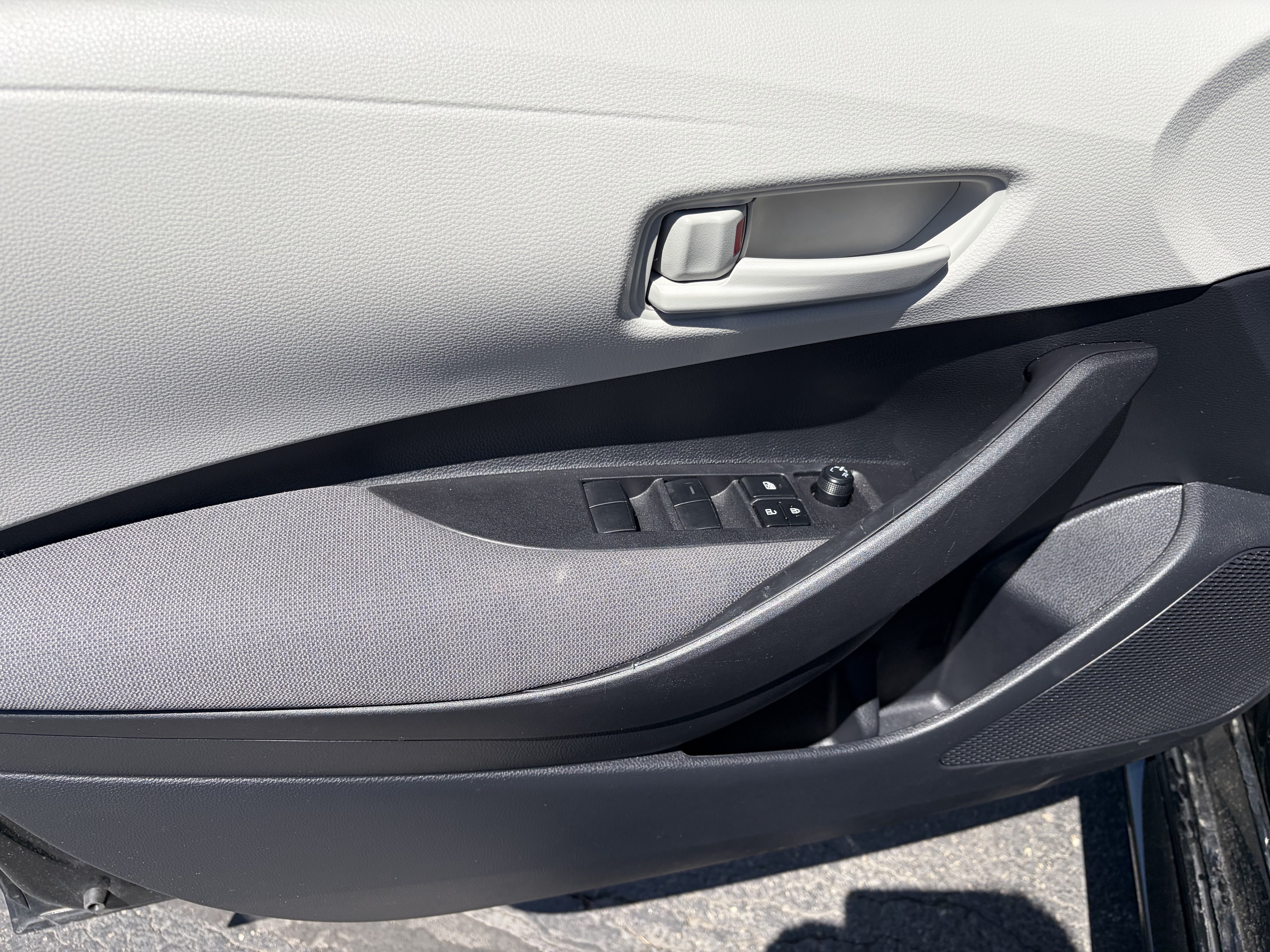Used 2025 Toyota Corolla LE FWD image 9