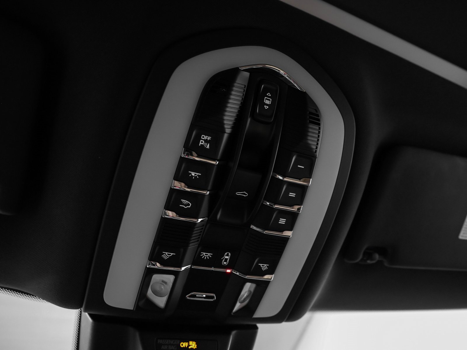 Used 2025 Porsche Macan image 34