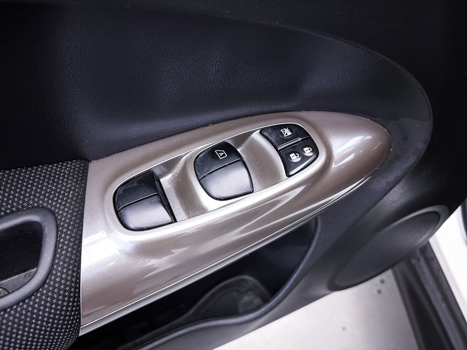 Used 2014 Nissan Juke S FWD image 11