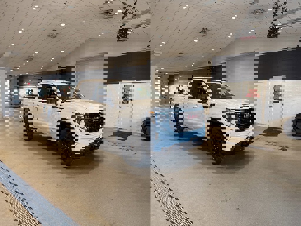 New 2025 GMC Sierra 1500 Elevation image 4