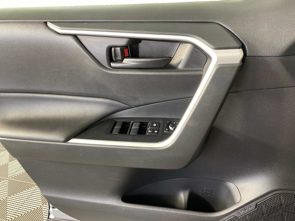 Used 2021 Toyota RAV4 LE AWD/4WD image 23