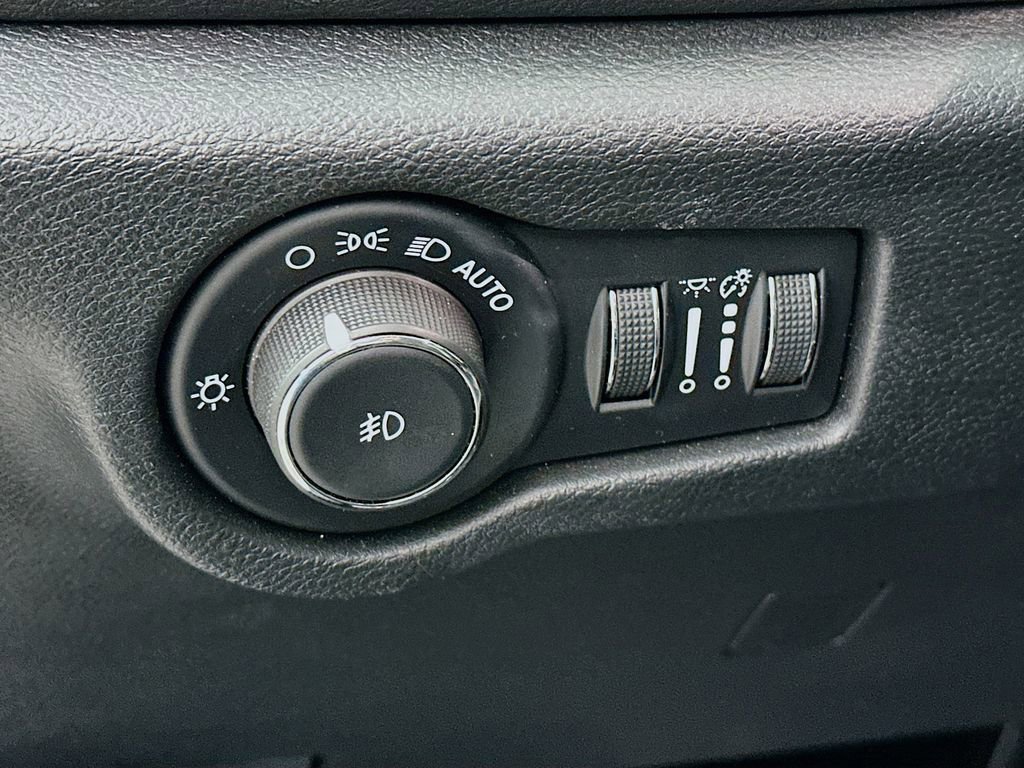 Used 2025 Chrysler Pacifica Select FWD image 15