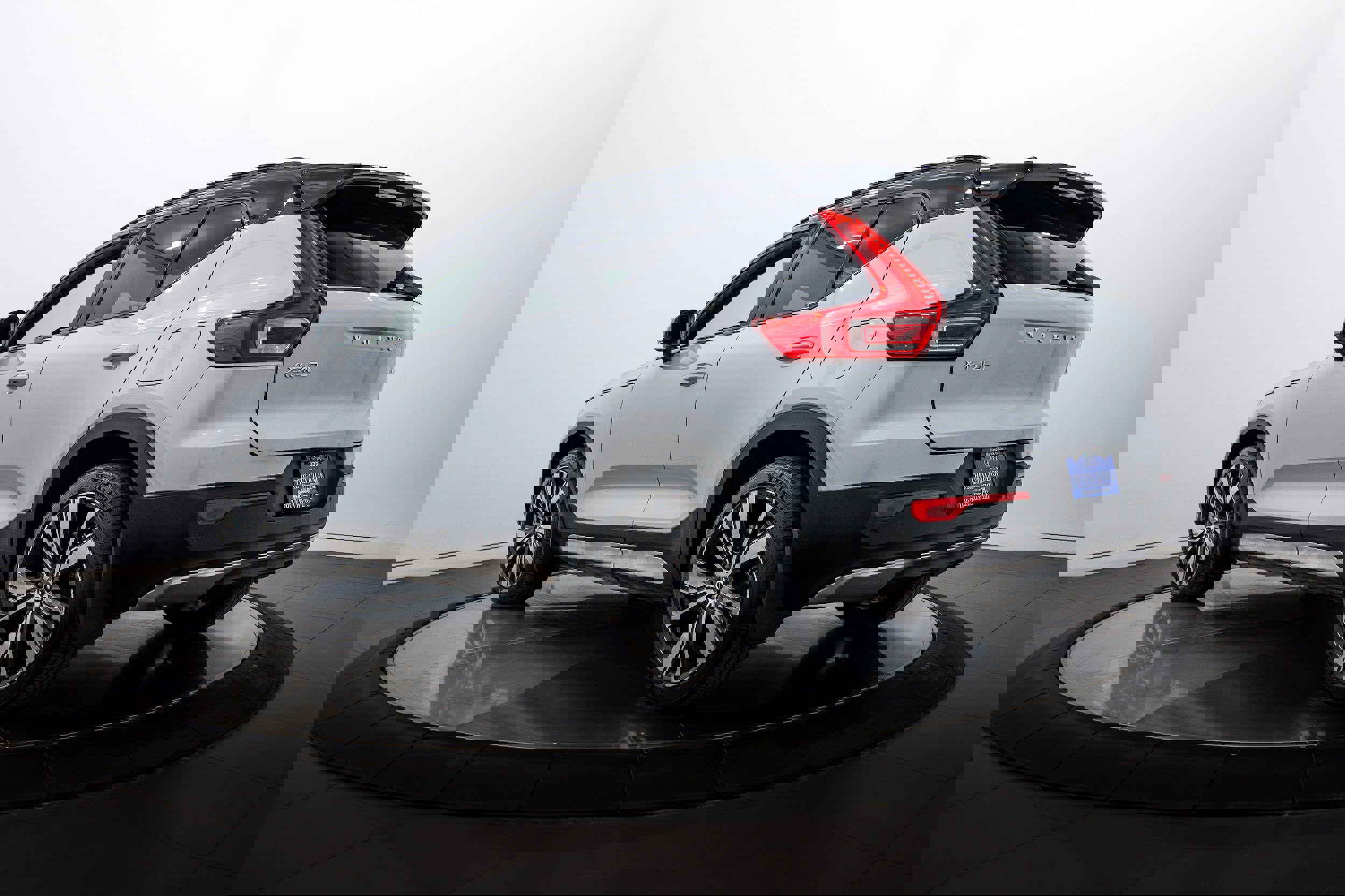 Used 2021 Volvo XC40 P8 Recharge image 5