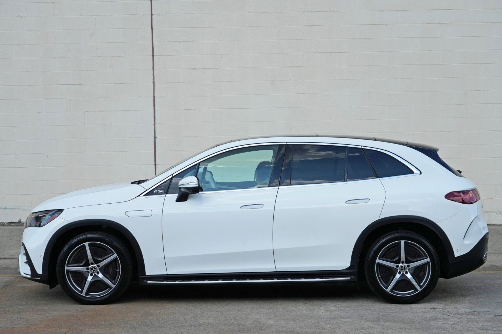 Used 2023 Mercedes-Benz EQE 500 4MATIC SUV w/ Exclusive Trim Package image 47
