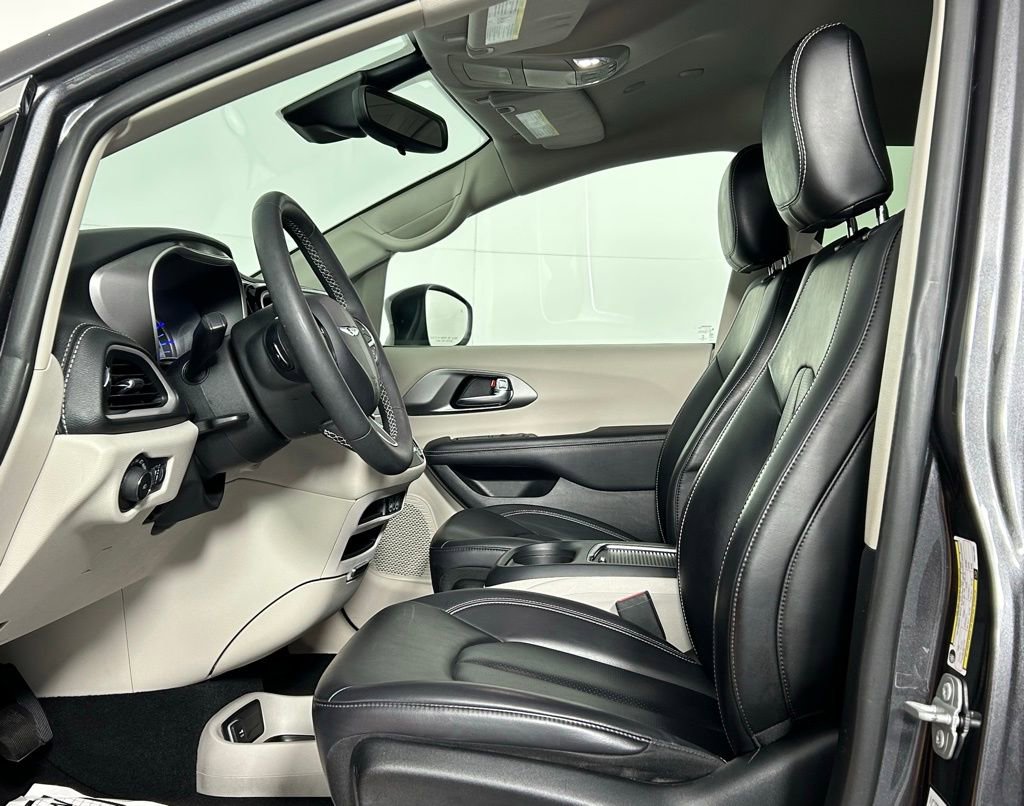Used 2023 Chrysler Pacifica Touring-L image 31