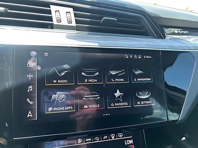 Used 2021 Audi e-tron Prestige w/ Prestige Package AWD/4WD image 32