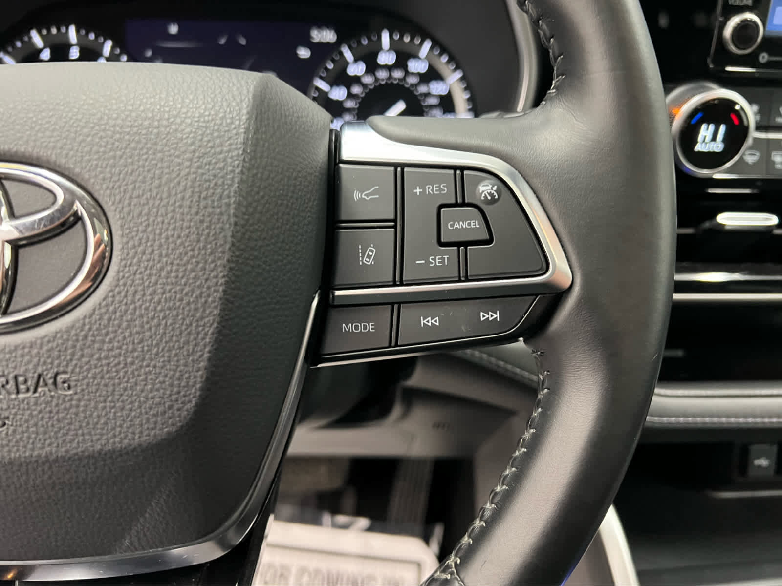 Used 2021 Toyota Highlander XLE image 19