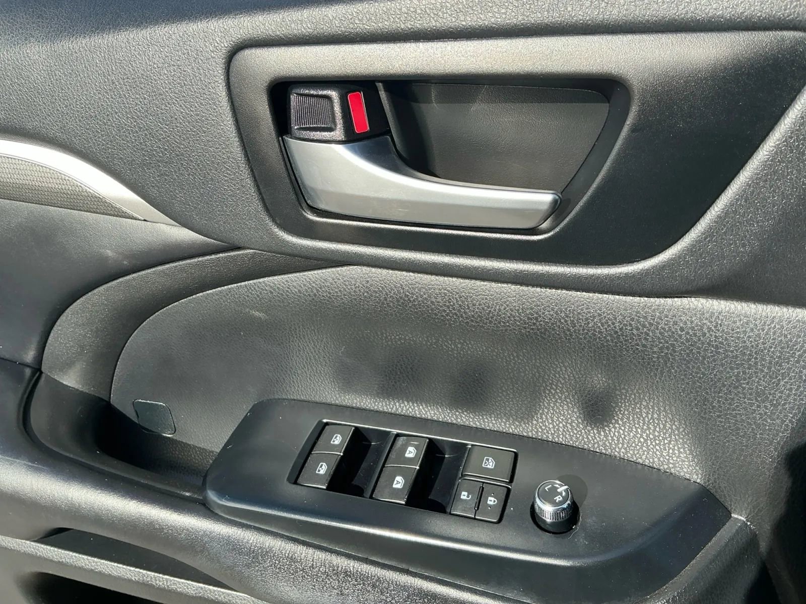 Used 2019 Toyota Highlander SE image 11