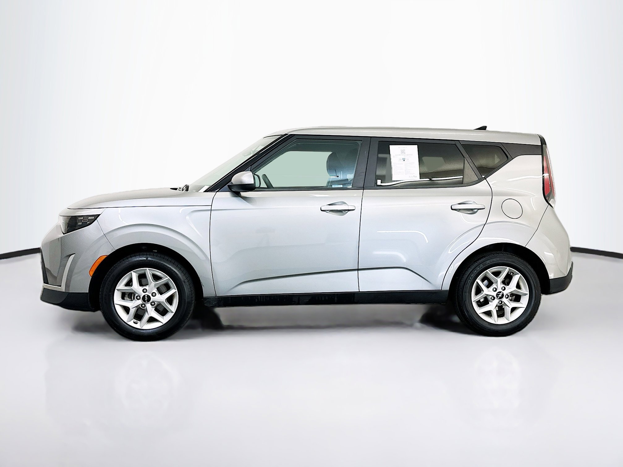 Used 2025 Kia Soul LX w/ LX Technology Package image 4