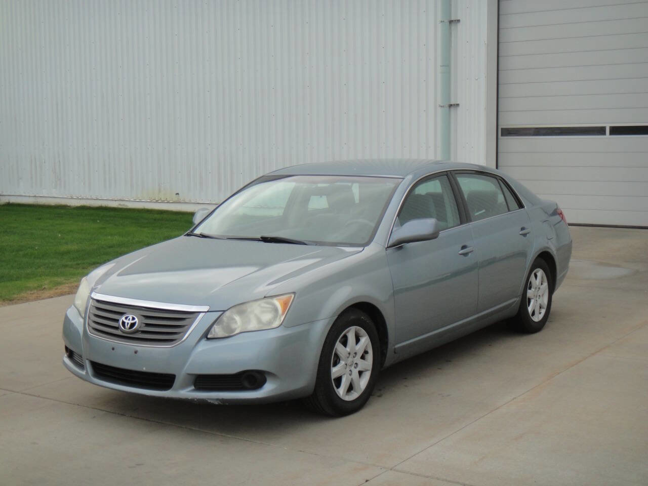 Used 2010 Toyota Avalon XL image 1