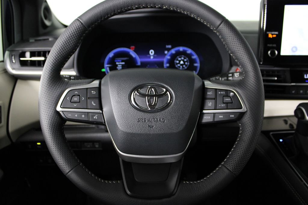 Used 2025 Toyota Sienna Platinum image 8
