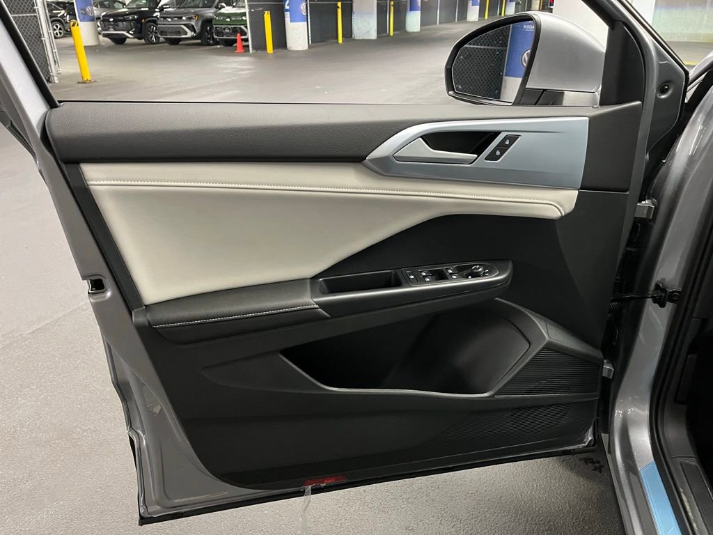 New 2025 Volkswagen Taos SE image 17