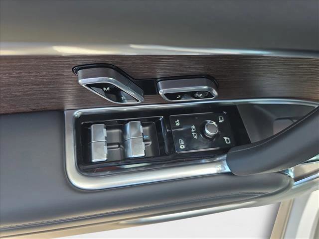 New 2025 Land Rover Range Rover SE image 28