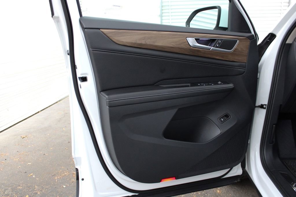 Used 2024 Volkswagen Atlas SE w/ Black Wheel Package FWD image 6