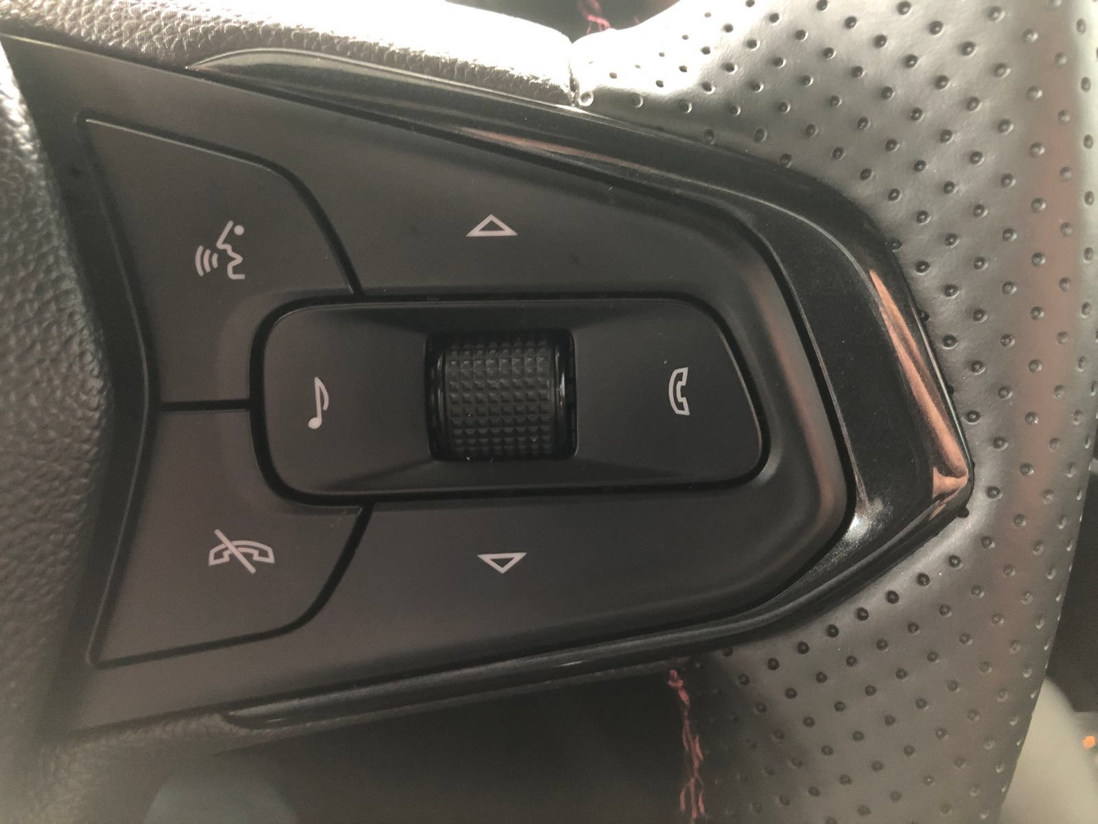 Used 2025 Chevrolet Trax RS w/ Driver Confidence Package FWD image 30