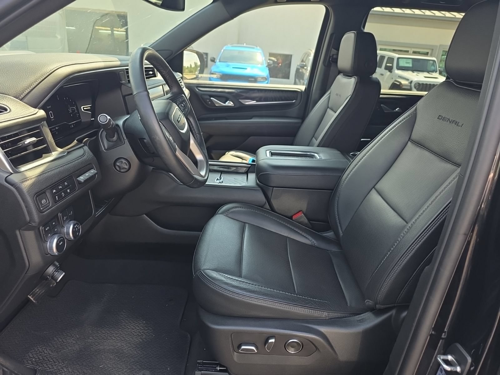 Used 2023 GMC Yukon Denali AWD/4WD image 11